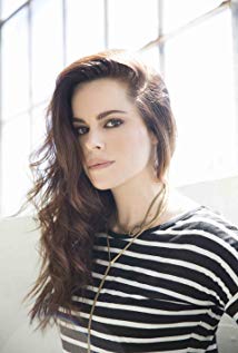 How tall is Emily Hampshire?